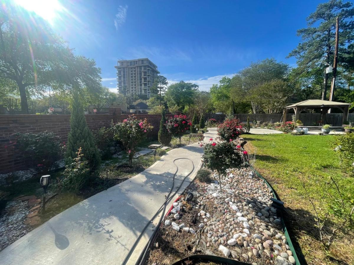 Afra With Huge Garden Houston, Texas *